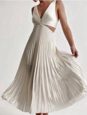 Abercrombie and Fitch Pleated Maxi Dress in White Size Medium